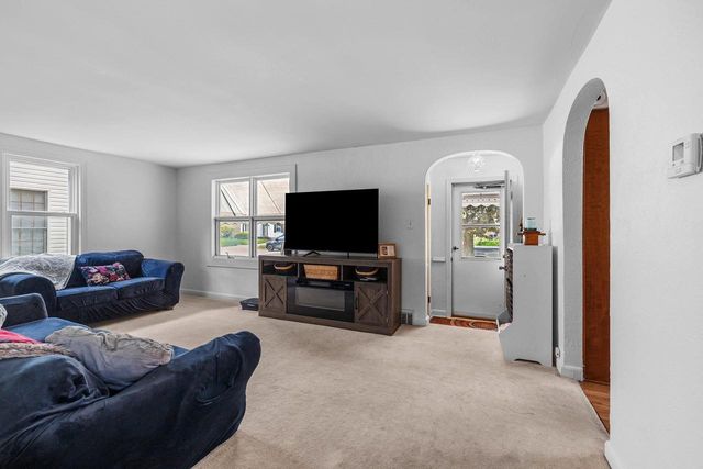 1932 N DIVISION STREET, Appleton, WI 54911