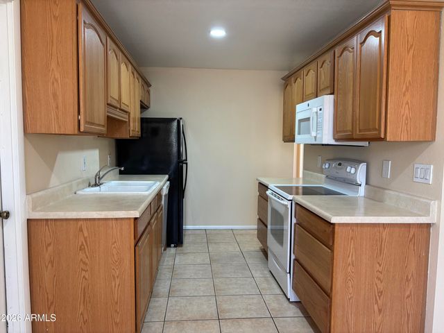9920 N 97th Drive B, Peoria, AZ 85345