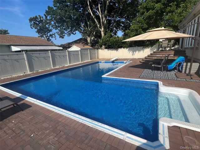 17 Hawthorne Street, Deer Park, NY 11729