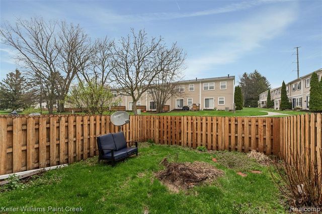 1129 Marquette Ct, Rochester Hills, MI 48307