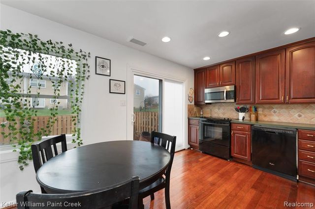 1129 Marquette Ct, Rochester Hills, MI 48307