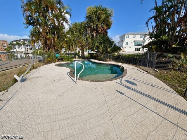 800 3rd ST, Fort Myers Beach, FL 33931