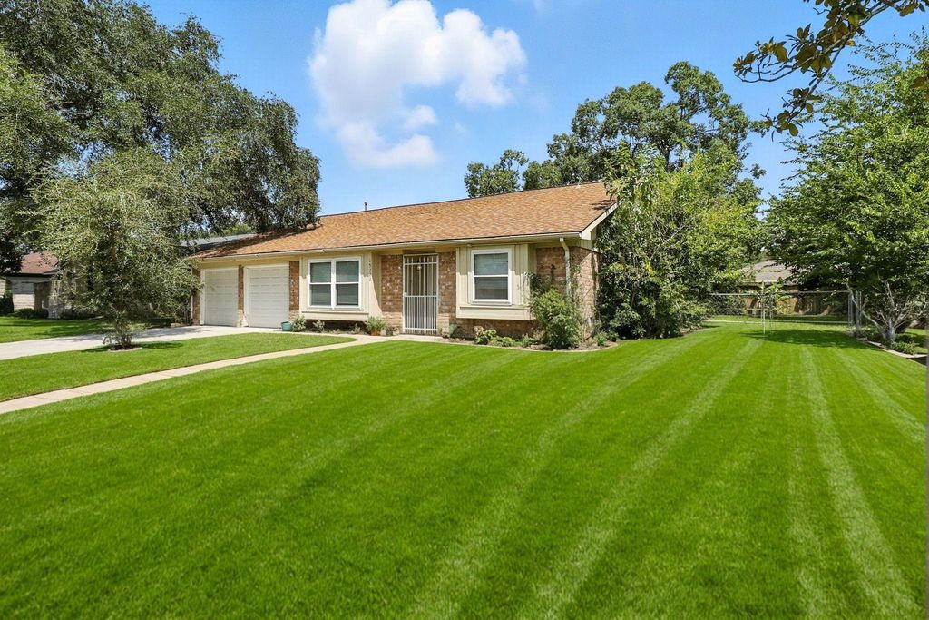 15222 E Hutchinson Circle, Houston, TX 77071