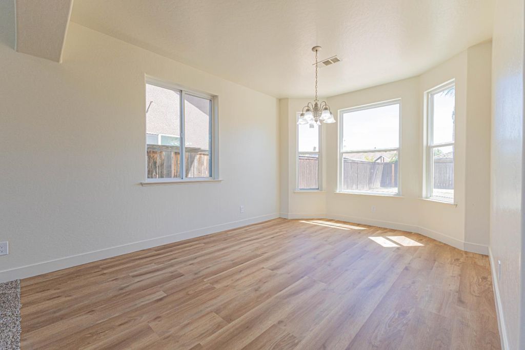 Image 5 of property listing at 772 San Andrea Avenue, Madera, CA 93637