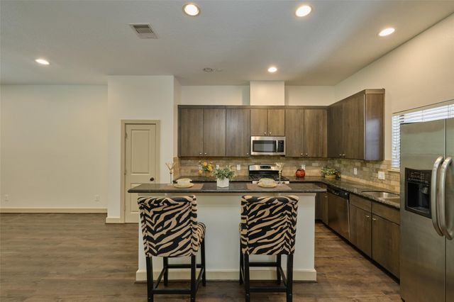 2422 Navigation Boulevard E, Houston, TX 77003