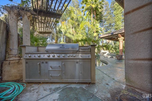 309 Sonoma Vine Court, Bakersfield, CA 93314