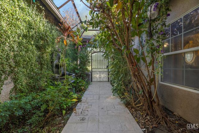 309 Sonoma Vine Court, Bakersfield, CA 93314