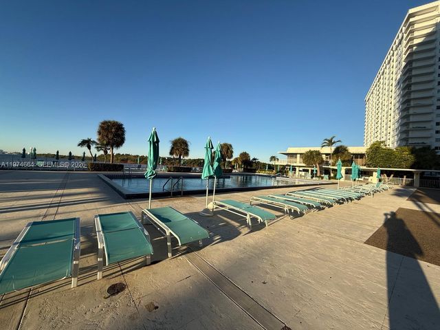 300 Bayview Dr 2106, Sunny Isles Beach, FL 33160