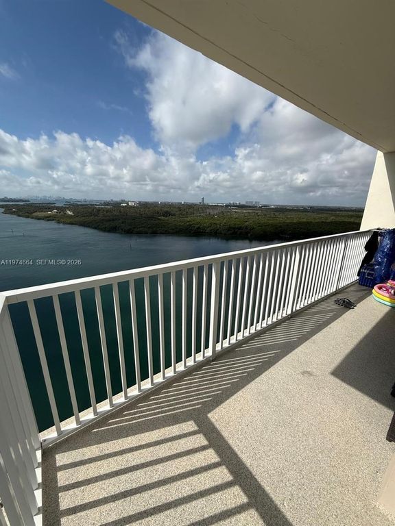 300 Bayview Dr 2106, Sunny Isles Beach, FL 33160