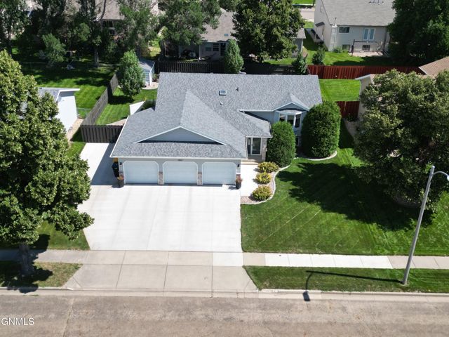 1947 Tahoe Drive, Bismarck, ND 58504 property photo