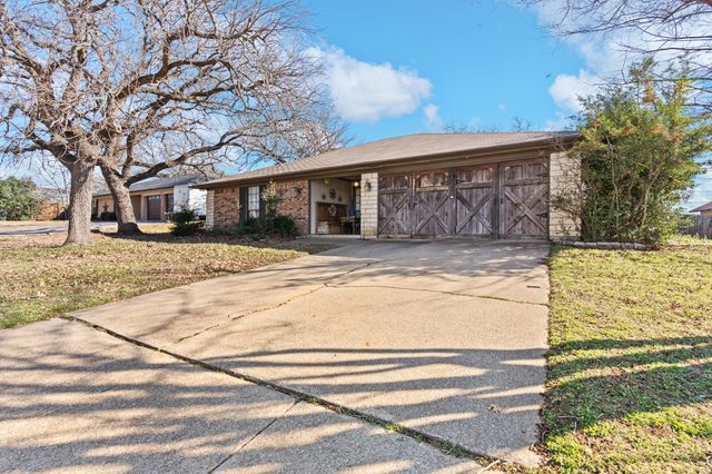 944 Springhill Drive, Burleson, TX 76028