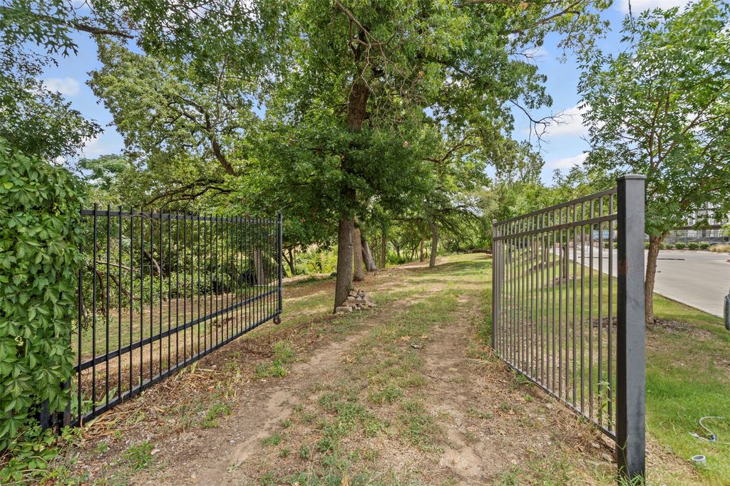 501 Nursery Lane, Fort Worth, TX 76114