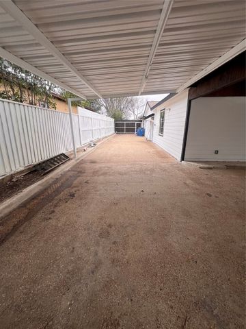 568 W Hammond Street, Lancaster, TX 75146