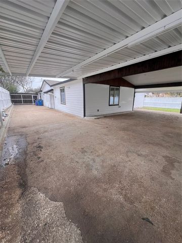 568 W Hammond Street, Lancaster, TX 75146