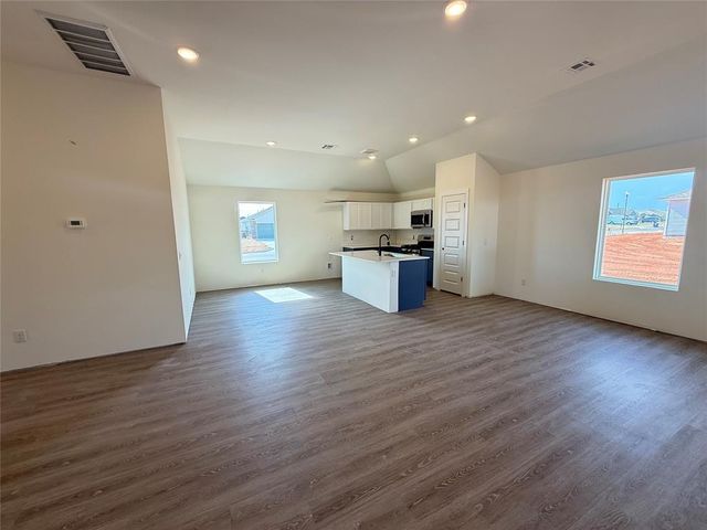 1205 E Stallion Lane, Mustang, OK 73064