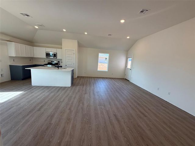 1205 E Stallion Lane, Mustang, OK 73064