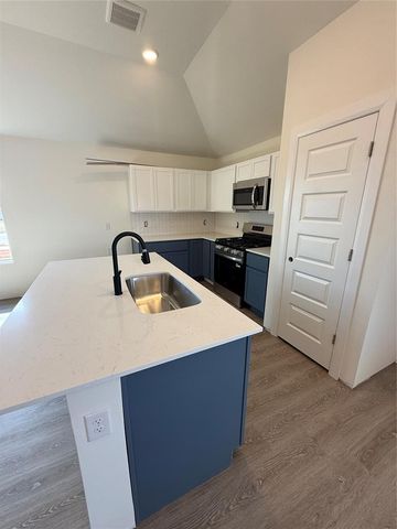1205 E Stallion Lane, Mustang, OK 73064