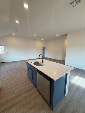 1205 E Stallion Lane, Mustang, OK 73064