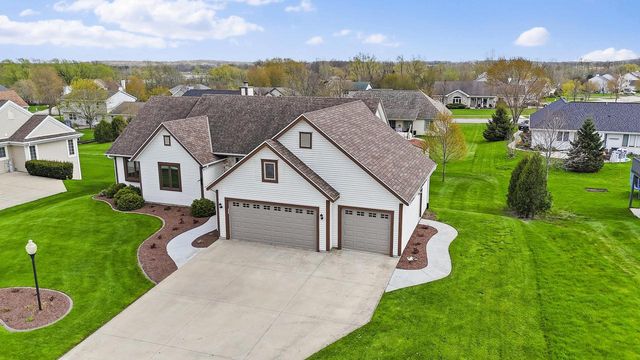 1227 Wegner DRIVE, Mukwonago, WI 53149