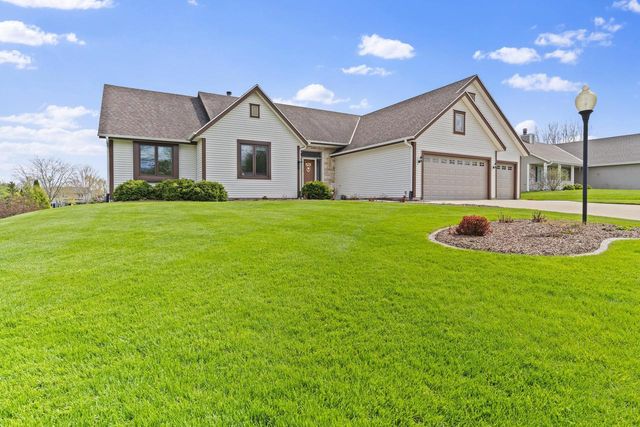 1227 Wegner DRIVE, Mukwonago, WI 53149