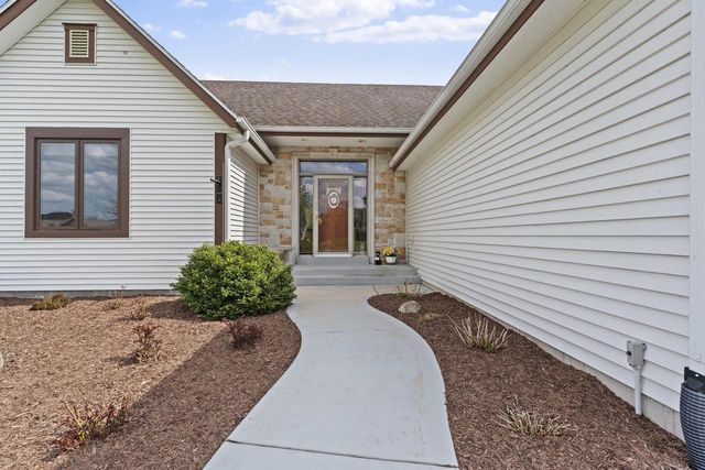 1227 Wegner DRIVE, Mukwonago, WI 53149