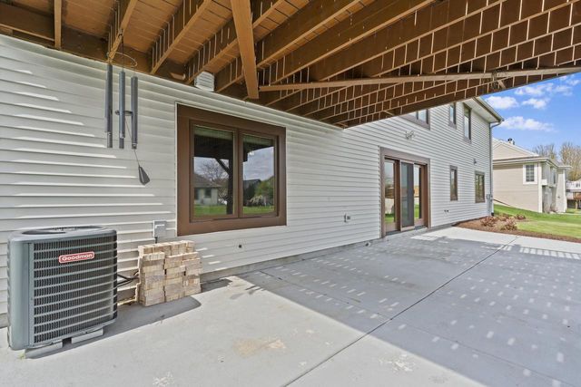 1227 Wegner DRIVE, Mukwonago, WI 53149