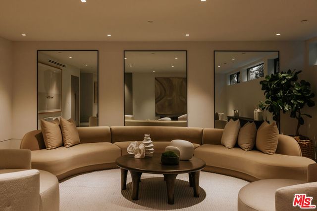 219 Homewood Road, Los Angeles, CA 90049