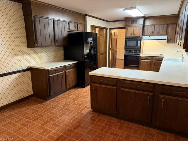 1000 Englewood Drive, Winston-salem, NC 27106