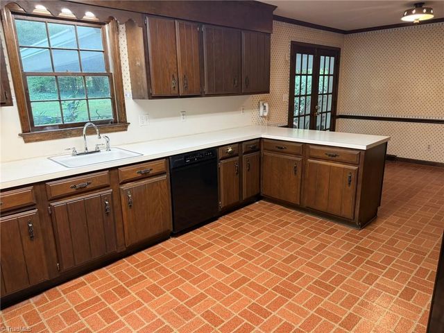 1000 Englewood Drive, Winston-salem, NC 27106