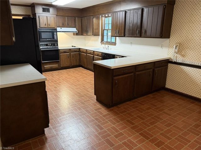 1000 Englewood Drive, Winston-salem, NC 27106