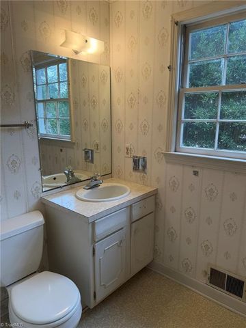 1000 Englewood Drive, Winston-salem, NC 27106