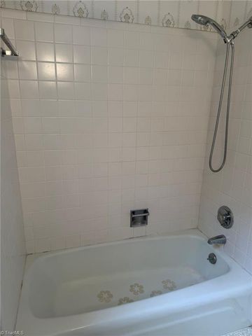 1000 Englewood Drive, Winston-salem, NC 27106