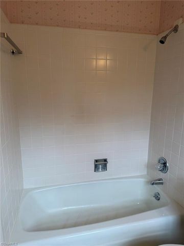 1000 Englewood Drive, Winston-salem, NC 27106