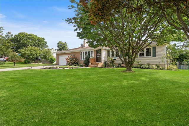 8 Elmhurst Drive, Smithfield, RI 02828