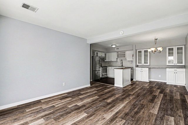 734 W Kilgore Road 303, Kalamazoo City, MI 49008