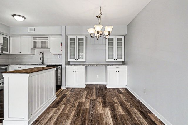 734 W Kilgore Road 303, Kalamazoo City, MI 49008