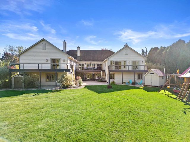 5740 Woodland Hills DRIVE, Mount Pleasant, WI 53406