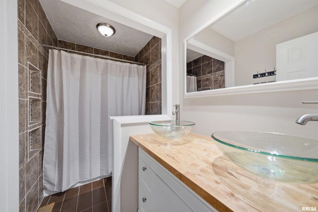 210 BLOSSOM Terrace, Washington, IL 61571