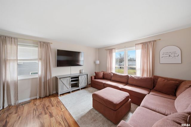 210 BLOSSOM Terrace, Washington, IL 61571