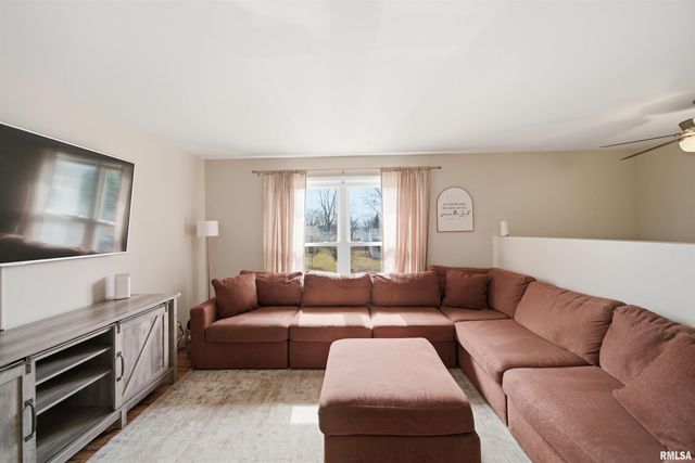 210 BLOSSOM Terrace, Washington, IL 61571