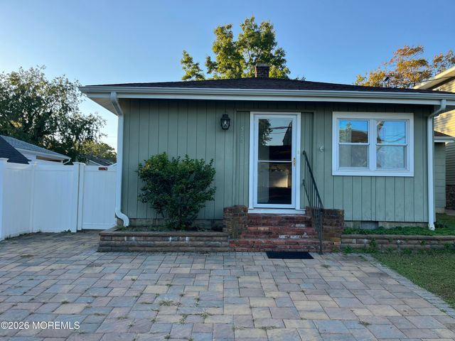 544 Pacific Avenue, Beachwood, NJ 08722