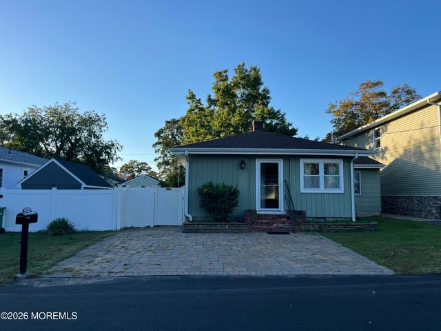544 Pacific Avenue, Beachwood, NJ 08722