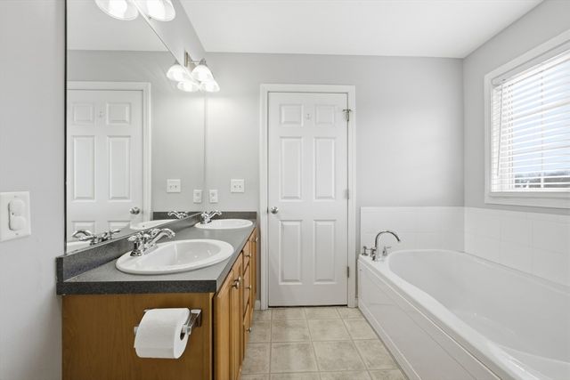 10 Mate Dr, New Bedford, MA 02745