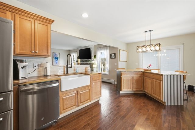 10 Mate Dr, New Bedford, MA 02745