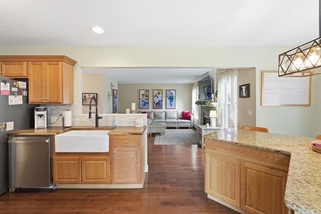 10 Mate Dr, New Bedford, MA 02745