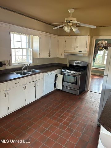 141 Mcguire Cove, Clarksdale, MS 38614