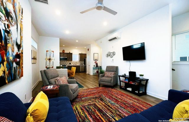 210 W Poplar St Unit 101, San Antonio, TX 78212