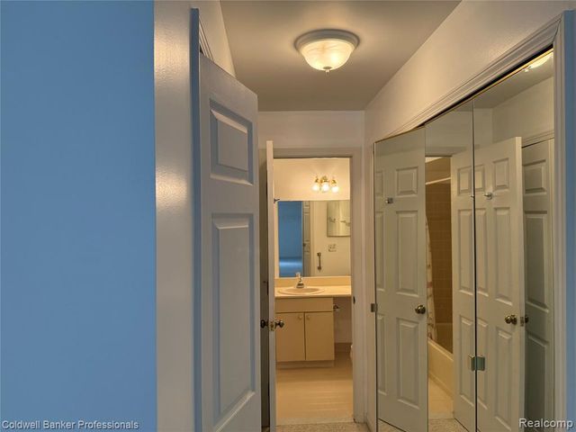 309 Country Club Drive 25, Saint Clair Shores, MI 48082