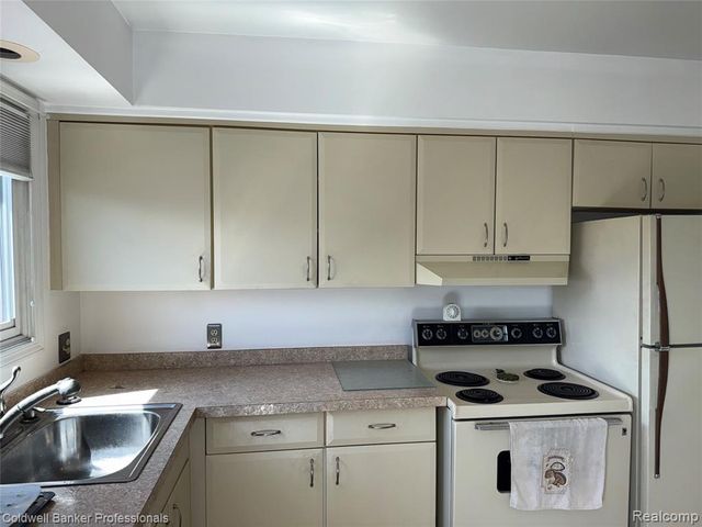 309 Country Club Drive 25, Saint Clair Shores, MI 48082