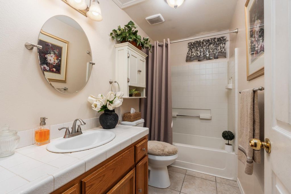 Image 17 of property listing at 5123 W Browning Avenue, Fresno, CA 93722